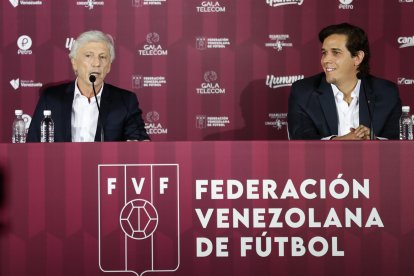 José Néstor Pekerman (i) habla en un rueda de prensa junto al presidente de a Federación Venezolana de Fútbol (FVF), Jorge Giménez