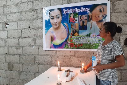 Carmen Suárez enciende velas en memoria de su hija, quien fue baleada