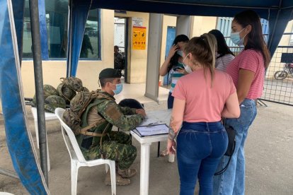 Este es el   momento en que las chicas salen de la cárcel. Una es colombiana.