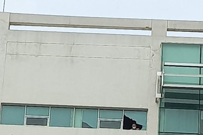 El paciente se acostó sobre la plancha metálica. Así permaneció por varios minutos.