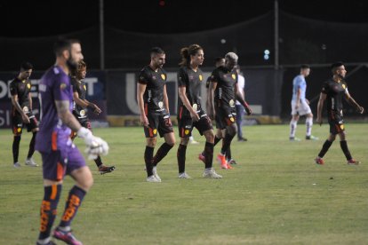 Los jugadores de Aucas salieron molestos tras caer en el vital duelo ante Guayaquil City.