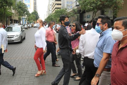 Cero distanciamiento, mascarillas fuera del rostro son las medidas de bioseguridad que algunos han olvidado, luego de ser vacunados.