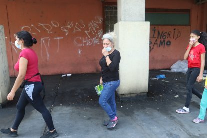 En algunos tramos de la calle Julián Coronel, los peatones tienen que taparse la nariz con lo que pueden para cruzar las zonas fétidas.