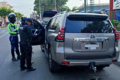 El vehículo en el que se trasladaba el ciudadano estaba a nombre de otra persona.