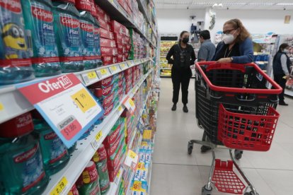 1. Conocen bien los días de ofertas en supermercados; están atentos a publicaciones en redes sociales para salir ‘soplados’ de sus casas