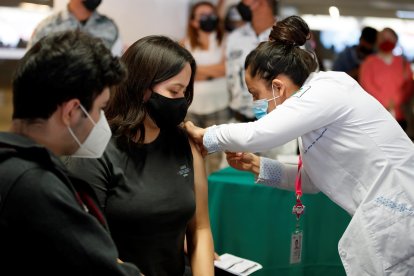 Una mujer recibe una vacuna contra la covid-19