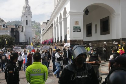 Quito. Decenas de policías en servicio pasivo protestaron ayer por el atraco al Isspol.