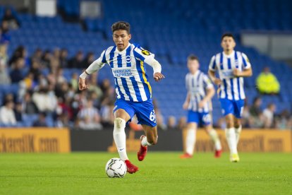 Jeremy Sarmiento no pudo terminar el duelo entre el Brighton y el West Ham, por una lesión.
