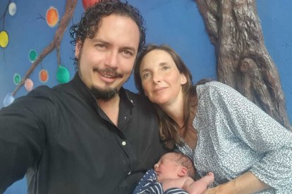 La pareja compartió con este Diario su primera foto junto a Samuel. Fausto Miño lo recibió en sus brazos.