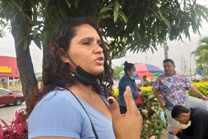 Mónica Alvarado ayer realizaba los trámites para retirar los restos del padre de sus hijos.