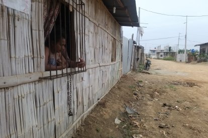 En el exterior de este domicilio se desvaneció Dennis Asanza, luego de ser apuñalado.