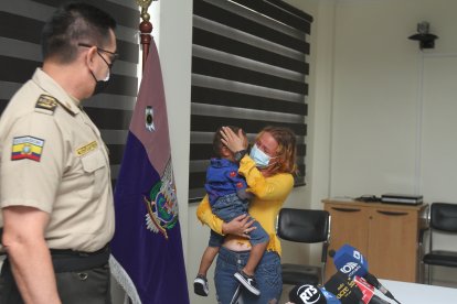 El general Fausto Buenaño hizo la entrega del infante a la madre, quien lloró al verlo.