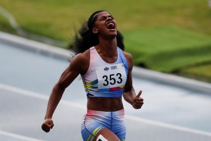 Suárez festejó tras cronometrar 11,32 segundos en los 100 metros planos.