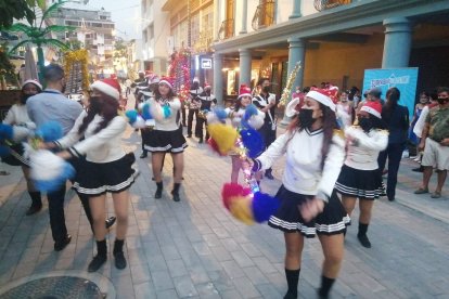 Dan inicio a las festividades navideñas en la Panamá.
