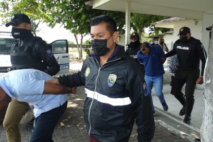 Uno de los detenidos es extranjero. Los sujetos tenían un arma de fuego en su poder.