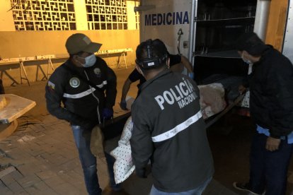 Personal de la Policía al momento de retirar el cuerpo.