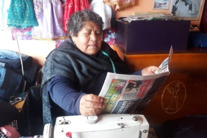 Desde la portada, hasta los clasificados, todo revisa nuestra feliz ganadora, quien seguirá participando.