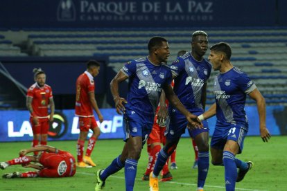 Los jugadores de Emelec se alistan para la final de la LigaPro ante Independiente del Valle.