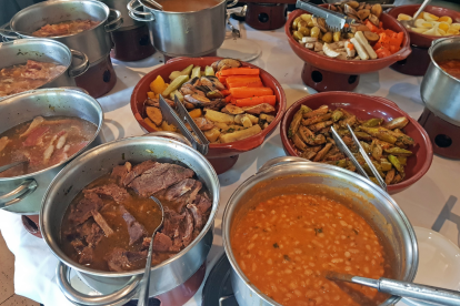 El contundente 'cozido' lleva arios tipos de carne, chorizo, salchichas, morcilla y verduras.