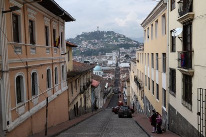 La calle García Moreno atraviesa el casco colonial de norte a sur.