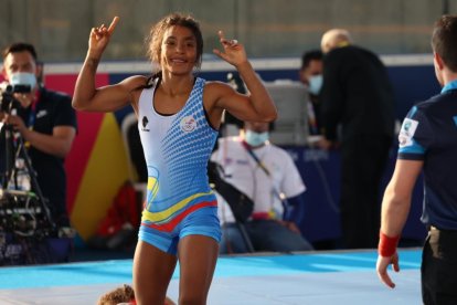 Lucía Yépez recibe el oro en los juegos.