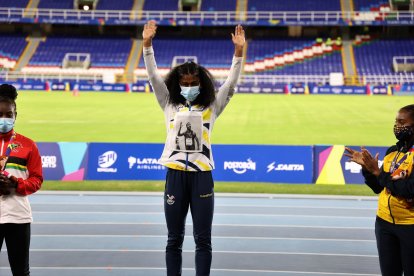 Anahí Suárez en la premiación con la foto de Álex Quiñonez.