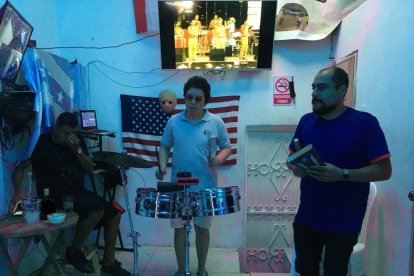 McBrian Gibson, el imitador de Héctor Lavoe, toca los timbales durante la rumba que acompañó al 'Sancocho latino'.