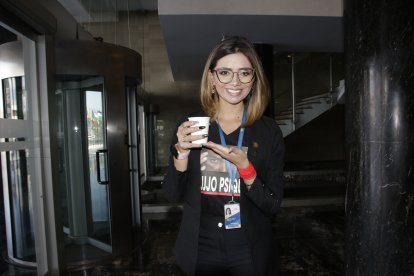 La asambleísta Jhajaira Urresta también le hace al canelazo.