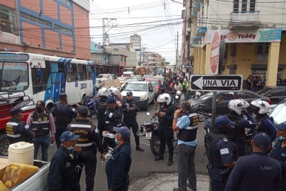 Los disturbios se habrían originado porque los metropolitanos desalojaron a los vendedores que se agolpan sobre las veredas de este sector de la ciudad.