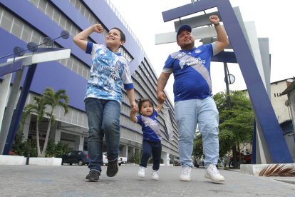 Jorge Ortega (d), su sobrino Diego Jiménez (i) y su hija Giorgia verán el partido con familiares y amigos.