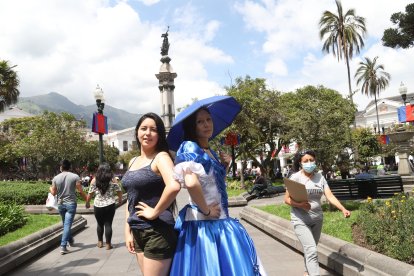 Una comparativa de la vestimenta femenina.