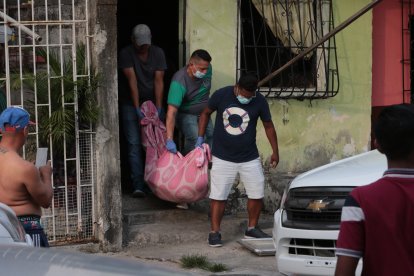 El cuerpo fue retirado del domicilio por agentes policiales.