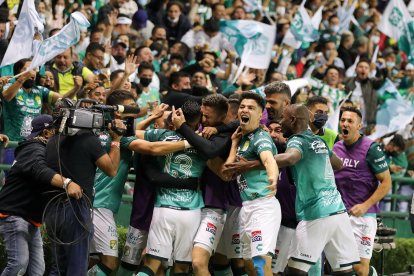 Ángel Mena (13) es felicitado por sus compañeros tras marcar el doblete ante Tigres.