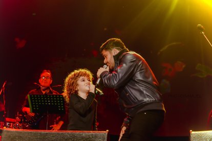 Momento en el que Jerry invitó al niño ecuatoriano al escenario.