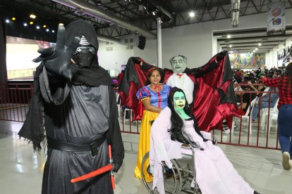 Eugenia Mármol (sentada) asistió con su esposo y sus amigos. Ella caracterizó a Lily Munster, de la teleserie The Munsters