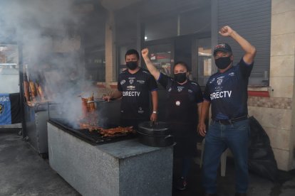 Patricia Tipanta (c) y sus familiares lucieron los colores del Independiente del Valle en su local de venta de cuyes.