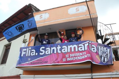 Marco Sandoval, Juana del Pilar y María Clara Santamaría, familiares de José Terán, fundador del Independiente.