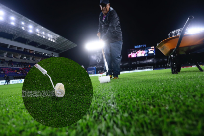 Se está alistando la cancha para que esté en óptima forma para el inicio del partido.