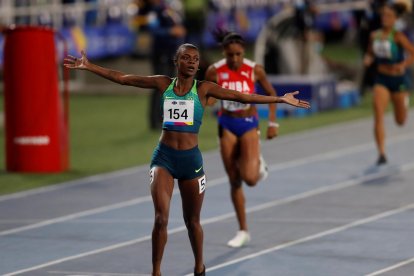 Chayanne da Silva de Brasil celebra al ganar, este 5 de diciembre del 2021, en la final 400m vallas femenino de atletismo en los Juegos Panamericanos Junior