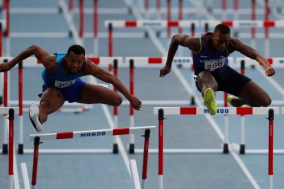 Marcos Morley (i) de Ecuador compite con John Edward Paredes de Colombia (d) en la prueba de los 110m con vallas en los Juegos Panamericanos Junior, en el estadio Pascual Guerrero en Cali (