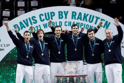El equipo de Rusia celebra tras vencer al equipo de Croacia en la final de la Copa Davis, este domingo en el Madrid Arena.