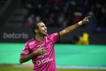 Junior Sornoza marcó dos goles en al triunfo que Independiente logró ante Emelec.