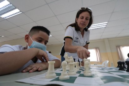Martha Fierro impartiendo clases de ajedrez en Las Casitas del Guamo, al sur de Guayaquil.