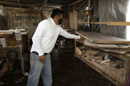 La carpintería de Mario Canencia quedó destruida por el lodazal.