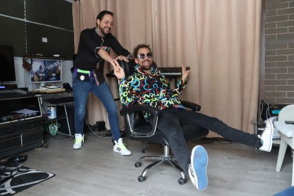 Entre 

Marco Vivanco y Carlos Valdivieso existe mucha camaradería. Se conocen desde la U. Hoy, los une la música.