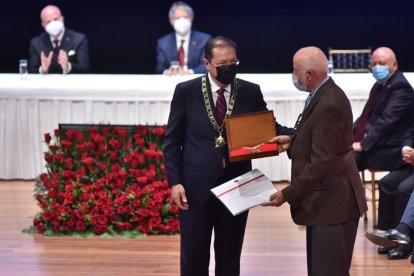 Santiago Guarderas acudió a la sesión solemne.
