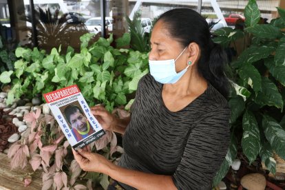 Doña Martha ha dejado de trabajar en la venta de cosméticos por buscar a su hijo.