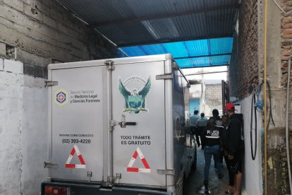El cadáver fue trasladado al Laboratorio de Criminalística y Ciencias Forenses.