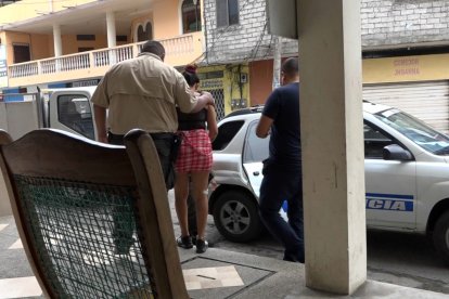 La mujer deberá presentarse dos veces por semana ante un juez, en su natal Santo Domingo de los Tsáchilas.