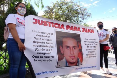 Familiares y amigos de la víctima con carteles y en manifestaciones exige justicia.